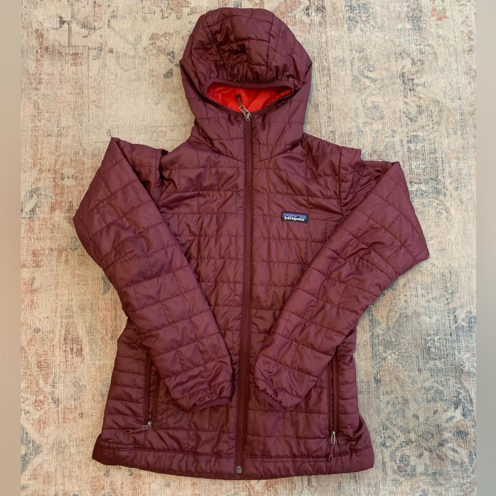 Women’s maroon hooded nano puff patagonia jacket